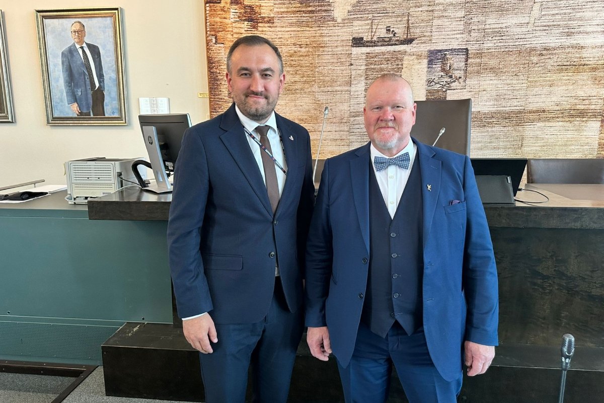 Wiceprezydent Gdyni Tomasz Augustyniak i Esa Sirviö - prezydent Kotki podczas spotkania w Urzędzie Miasta Kotki (fot. materiały prasowe)