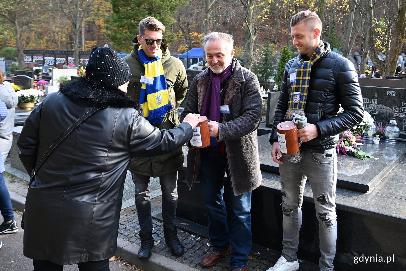 Prezydent Gdyni Wojciech Szczurek kwestował wraz z piłkarzami Arki Gdynia // fot. Michał Puszczewicz