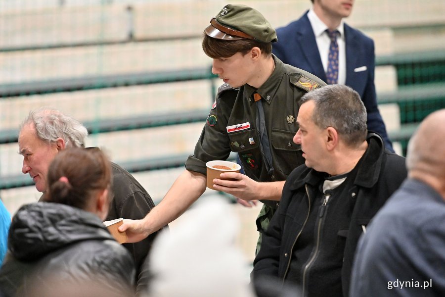  Przy wigilii pomagają harcerze i wolontariusze (fot. Michał Puszczewicz)