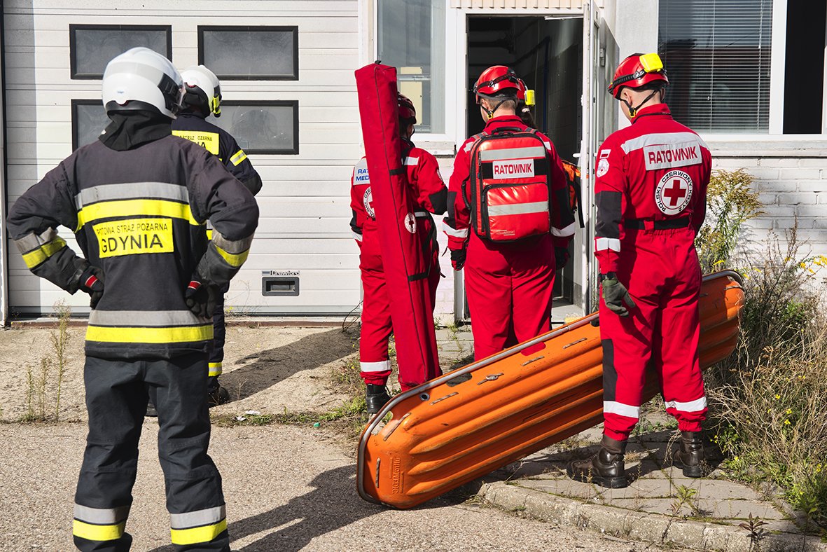 Manewry ratownicze odbywały się w budynku przeznaczonych do rozbiórki, by scenariusz był maksymalnie zbliżony do prawdziwej akcji. // fot. GRS PCK Trójmiasto