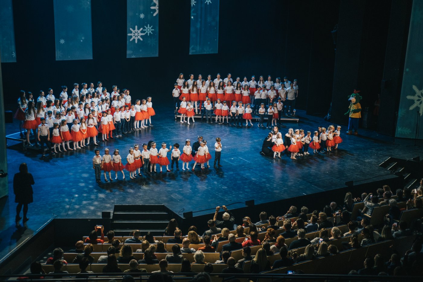 Wykonawców jest tak dużo, że spektakl odbywa się w na Wielkiej Scenie Teatru Muzycznego // fot. Filip Śmigielski