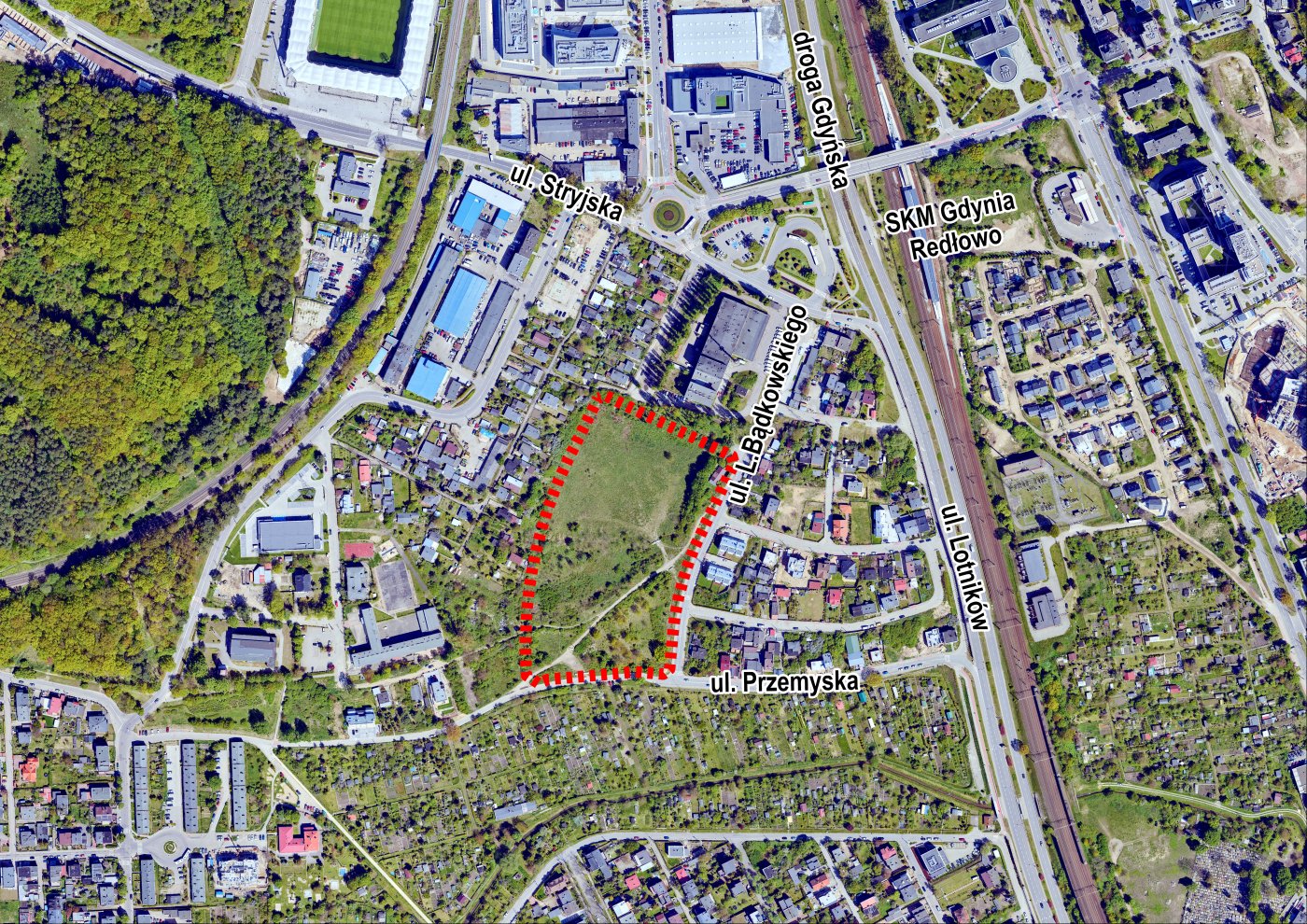 Fragment mapy Gdyni z zaznaczonym czerwoną, przerywaną linią obszarem dzielnicy Mały Kack, który jest objęty projektem planu