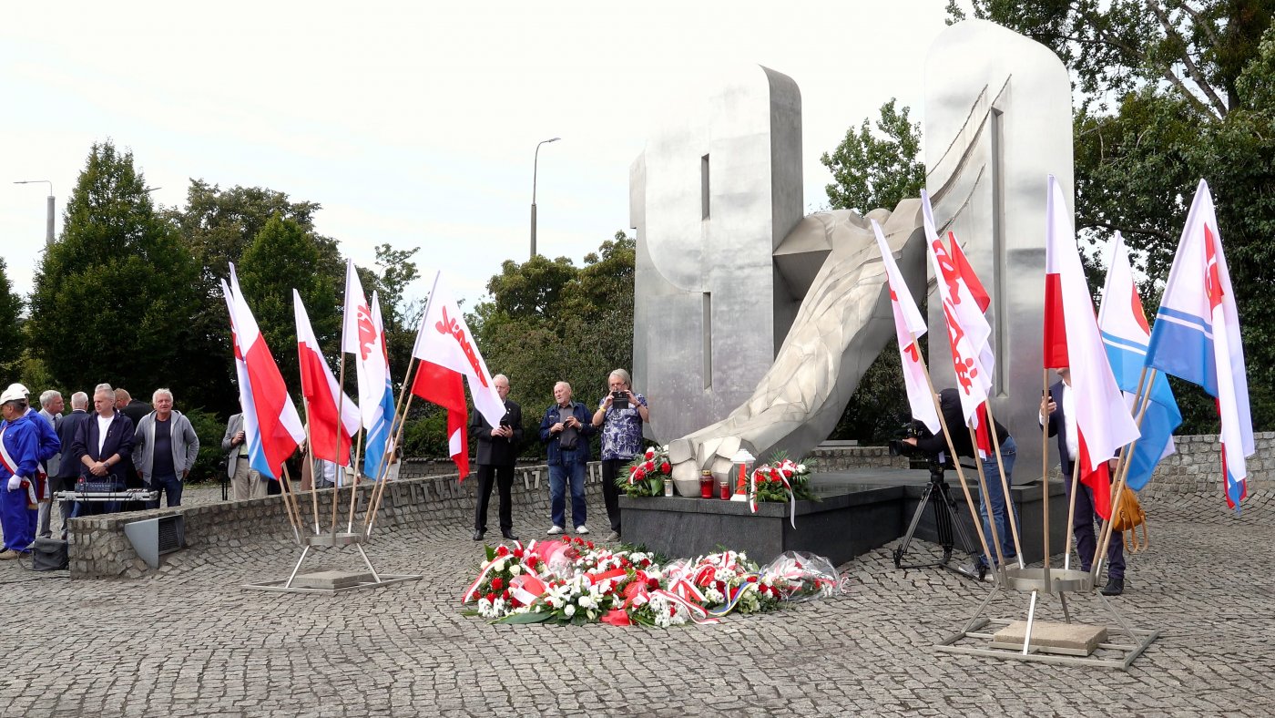 Podczas oficjalnych uroczystości złożono kwiaty pod pomnikiem Ofiar Grudnia 1970 roku (fot. Dominika Nycz)
