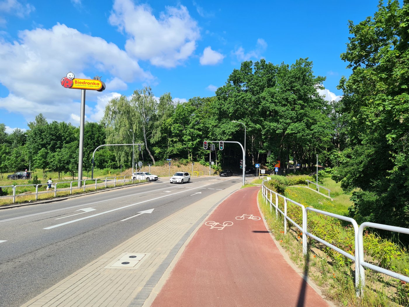 skrzyżowanie, widoczna droga rowerowa, jezdnia