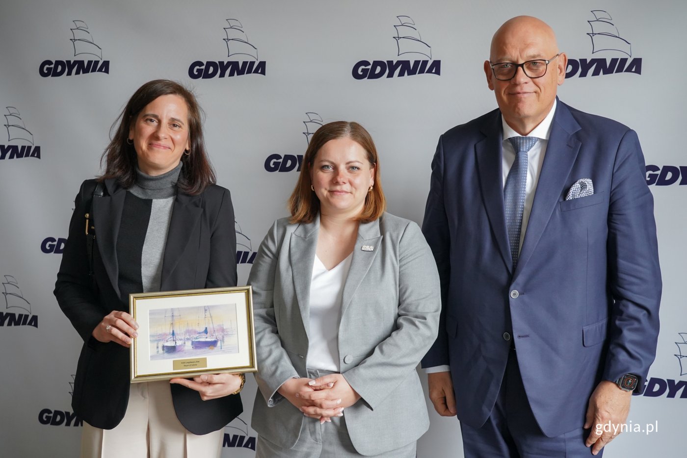 Na zdjęciu (od lewej): ambasadorka Królestwa Hiszpanii Victoria Ortega, prezydent Gdyni Aleksandra Kosiorek, konsul honorowy Hiszpanii w Gdańsku Maciej Dobrzyniecki (fot. Magdalena Starnawska)