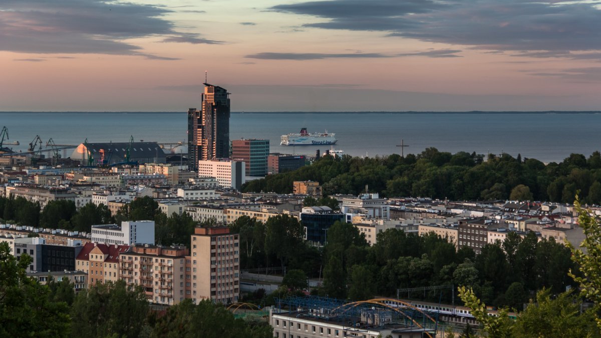 Panorama Gdyni z widokiem na SeaTowers, Kamienną Górę. W tle widać płynący prom Stena Line. Fot. Marek Sałatowski