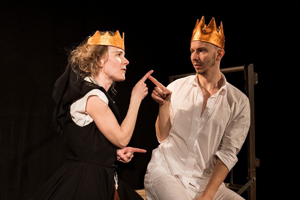 Filip Wójcik i Anna Bochnak-Fryc podczas próby przedstawienia „Tajemnica Króla Wysp Hebanowych” w Teatrze Gdynia Główna // fot. materiały Teatru Gdynia Główna