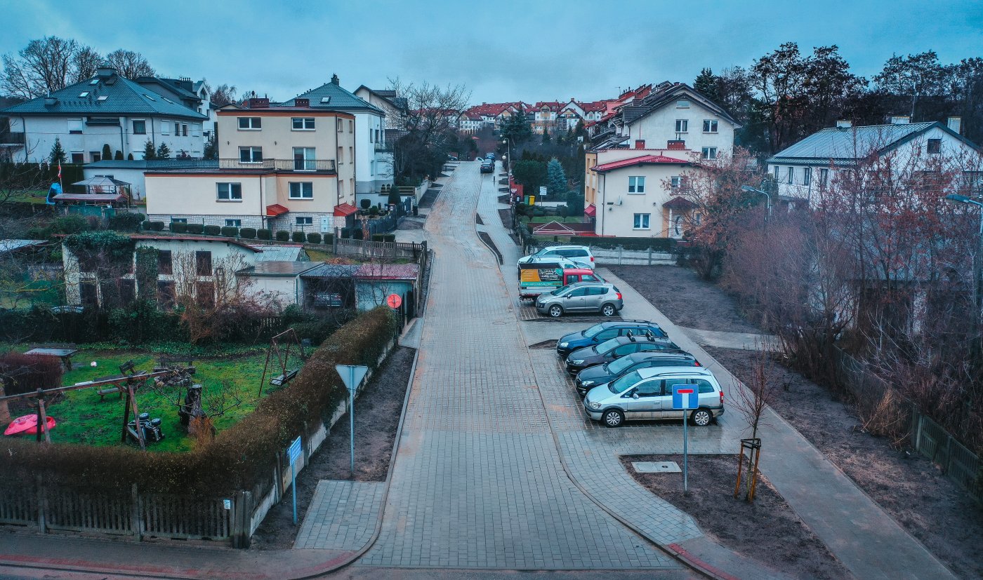 widok z góry na zmodernizowaną ulicę, widoczne zabudowania i nowa nawierzchnia z kostki