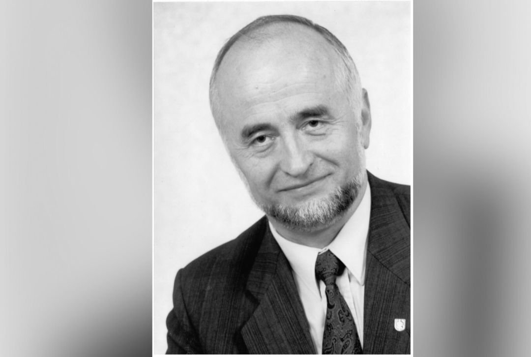 Maciej Brzeski (na zdjęciu) był wieloletnim radnym i wiceprezydentem Gdyni. Odszedł nagle, 30 listopada 1999 roku, w miejscu pracy (fot. archiwalne / UMG)