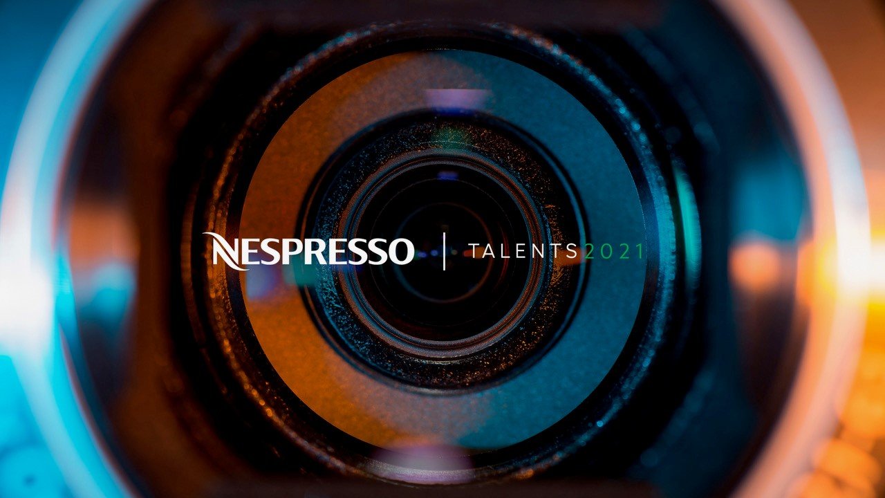 Plakat wydarzenia: zbliżenie na obiektyw aparatu i napis Nespresso Talents 2021. Fot. Nespresso Poland / FB