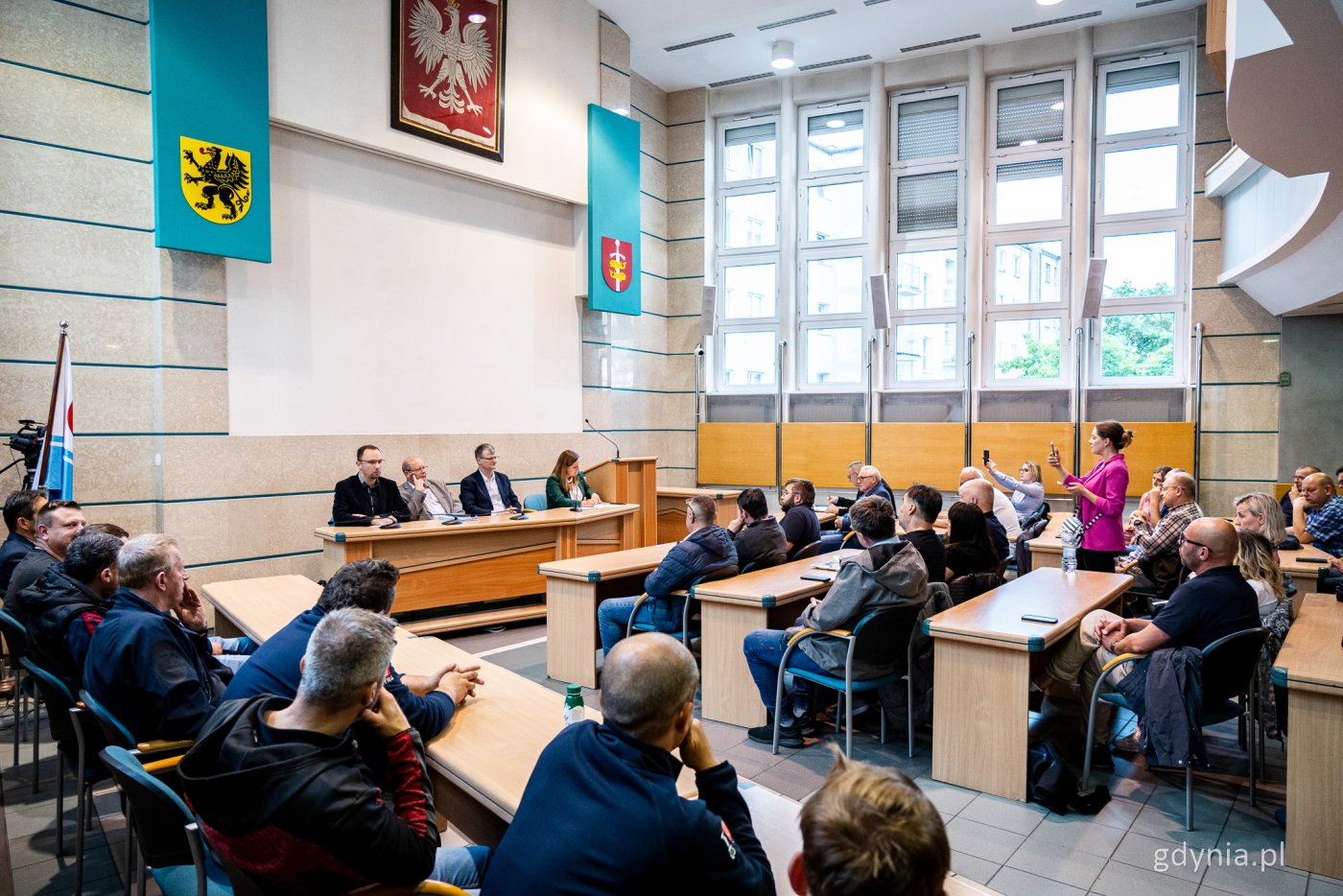 W piątek z przedstawicielami związków zawodowych miejskich spółek komunikacyjnych spotkali się prezydent Gdyni Aleksandra Kosiorek (przy stole prezydialnym, z prawej), wiceprezydent Rafał Geremek (przy stole prezydialnym, drugi z prawej) i Jerzy Cieśliński (przy stole prezydialnym, drugi z lewej) - naczelnik Wydziału Nadzoru Właścicielskiego w Urzędzie Miasta Gdyni (fot. Kamil Złoch)