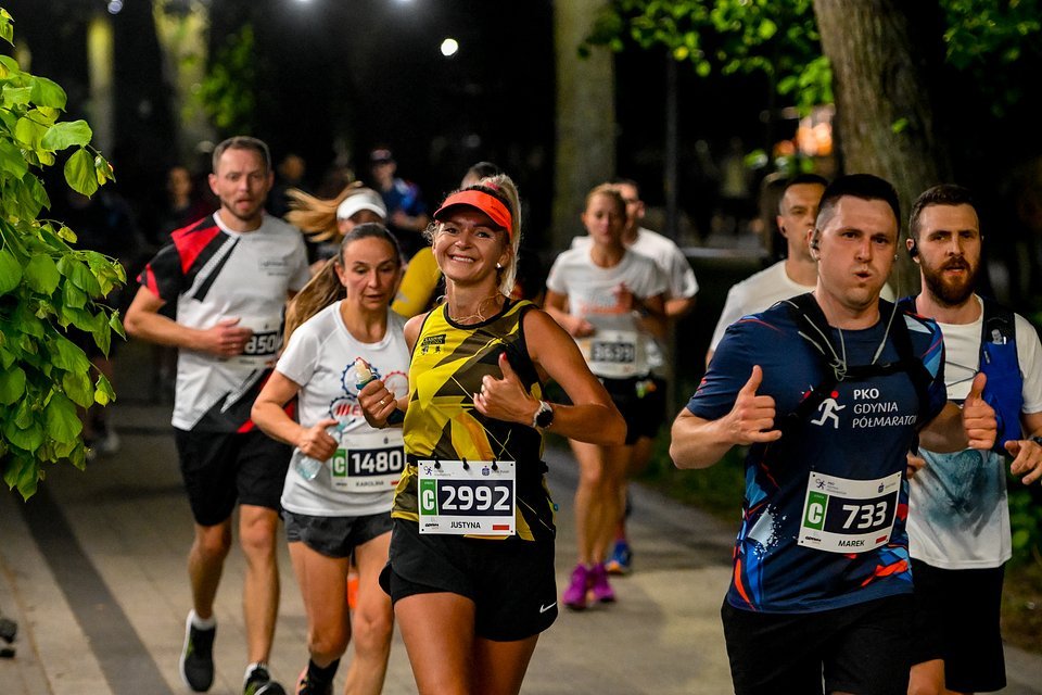 Biegacze na trasie PKO Gdynia Półmaratonu (fot. Sport Evolution)
