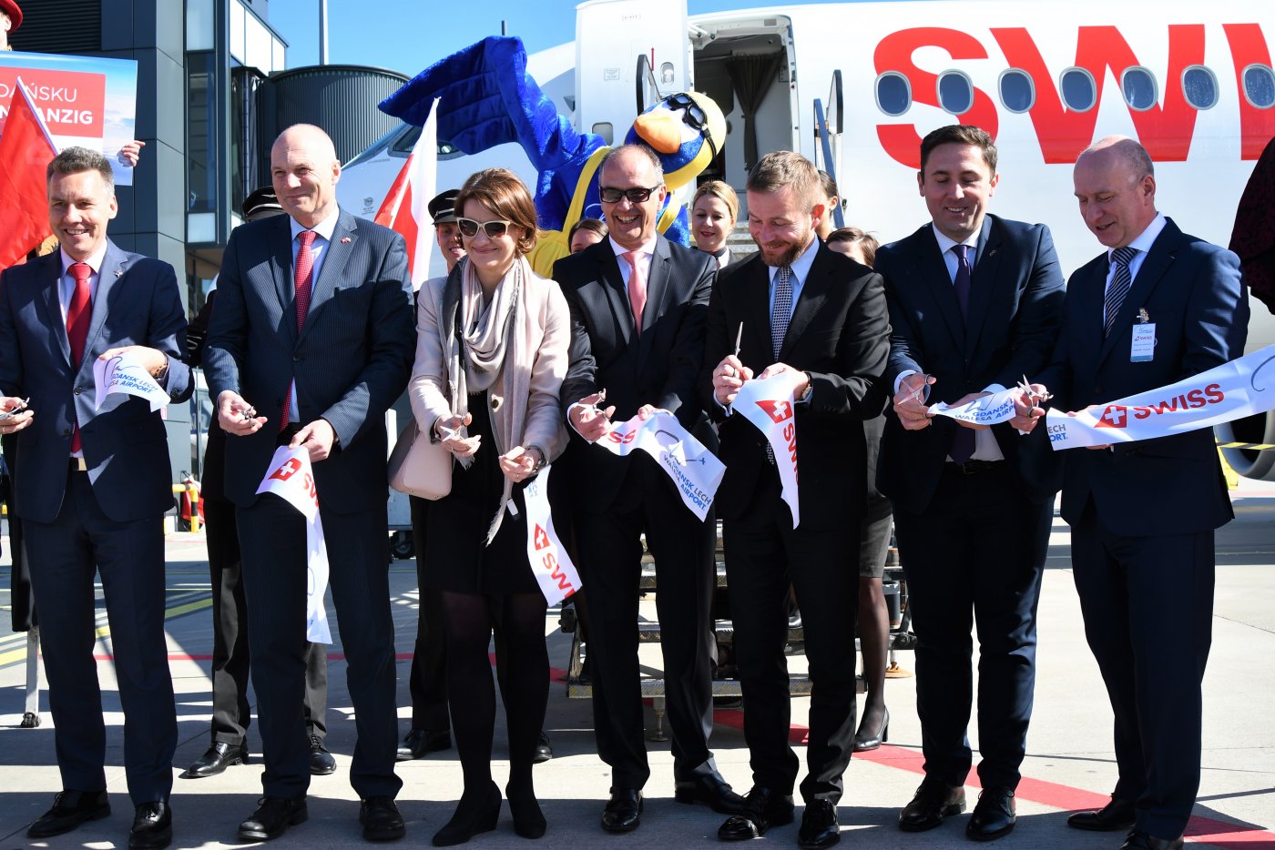Od lewej: Tomasz Kloskowski, prezes Portu Lotniczego Gdańsk im. Lecha Wałęsy, Frank Wagner, dyrektor generalny Grupy Lufthansa na Polskę, Katarzyna Gruszecka - Spychała, wiceprezydent Gdyni ds. gospodarki, Peter Pullem, starszy dyrektor ds. sprzedaży w Europie Centralnej, Wschodniej i Południowo-Wschodniej w grupie Lufthansy, Ryszad Świlski, członek zarządu Województwa Pomorskiego, Piotr Borawsk,i z-ca prezydenta Gdańska ds. przedsiębiorczości i ochrony klimatu