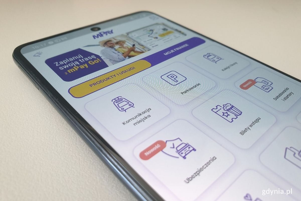 Telefon komórkowy leżący na stole, z włączoną aplikacją mPay. // fot. Kamil Złoch