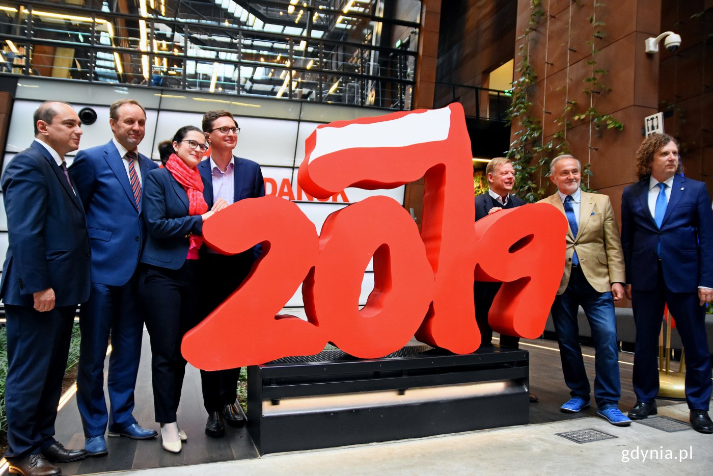 Przedstawiciele pomorskich samorządów zapowiadają czerwcowe obchody: od prawej Jacek Karnowski, prezydent Sopotu, Wojciech Szczurek, prezydent Gdyni, Jacek Bendykowski, prezes Fundacji Gdańskiej, Łukasz Domagała - prezes zarządu Ogólnopolskiej Federacji Organizacji Pozarządowych, Aleksandra Dulkiewicz - prezydent Gdańska, Mieczysław Struk - marszałek województwa pomorskiego i Basil Kerski - dyrektor Europejskiego Centrum Solidarności, fot. Kamil Złoch