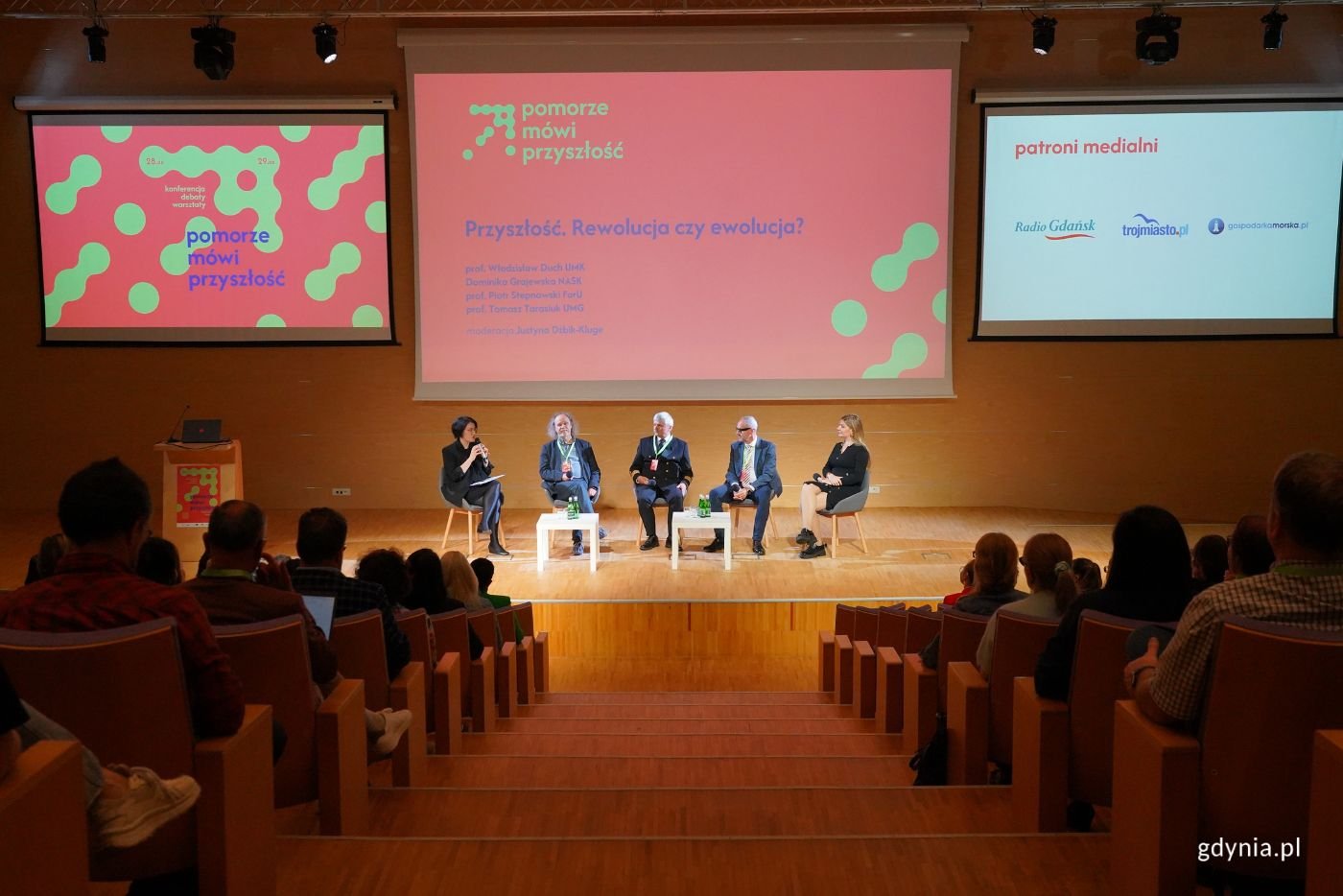 Panel dyskusyjny z udziałem prof. Włodzisława Ducha (UMK), Dominiki Grajewskiej (NASK), prof. Piotra Stepnowskiego (FarU), prof. Tomasza Tarasiuka (UMG) (fot. Magdalena Starnawska)