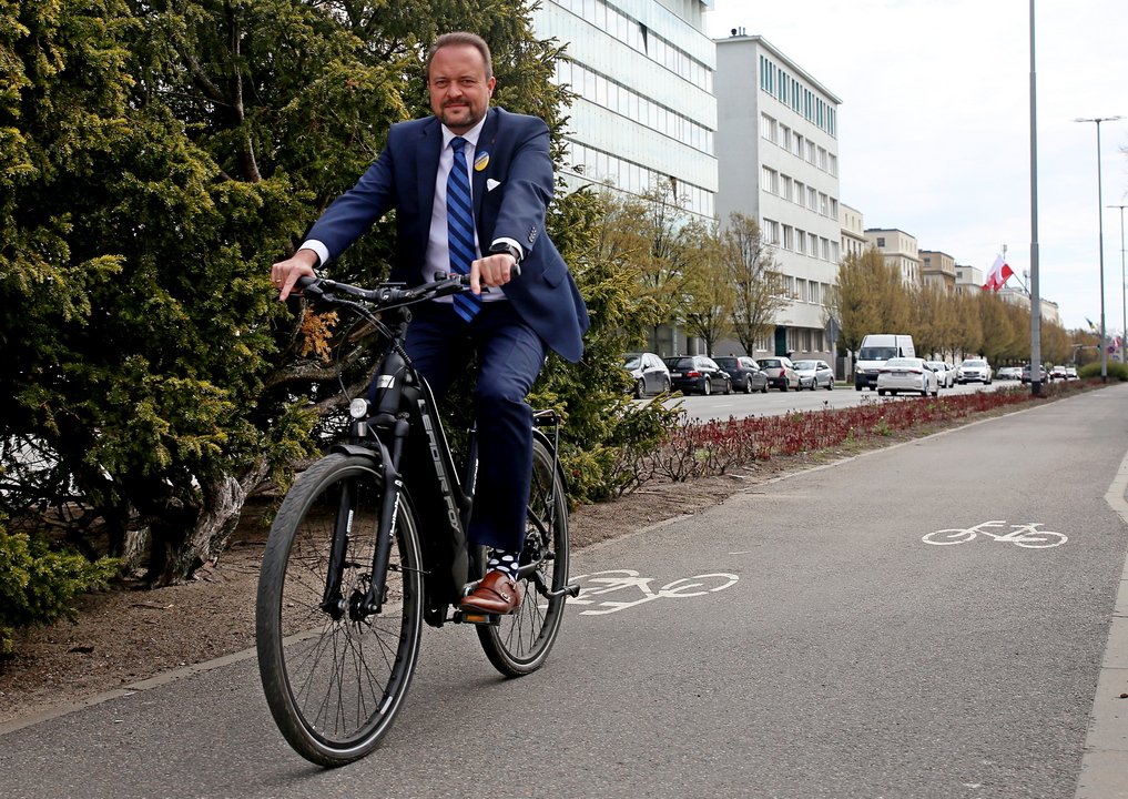 Zaczynamy konsultacje społeczne Strategii Rowerowej, wiceprezydent Gdyni ds. rozwoju M.Łucyk na rowerze. fot. P.Kozłowski