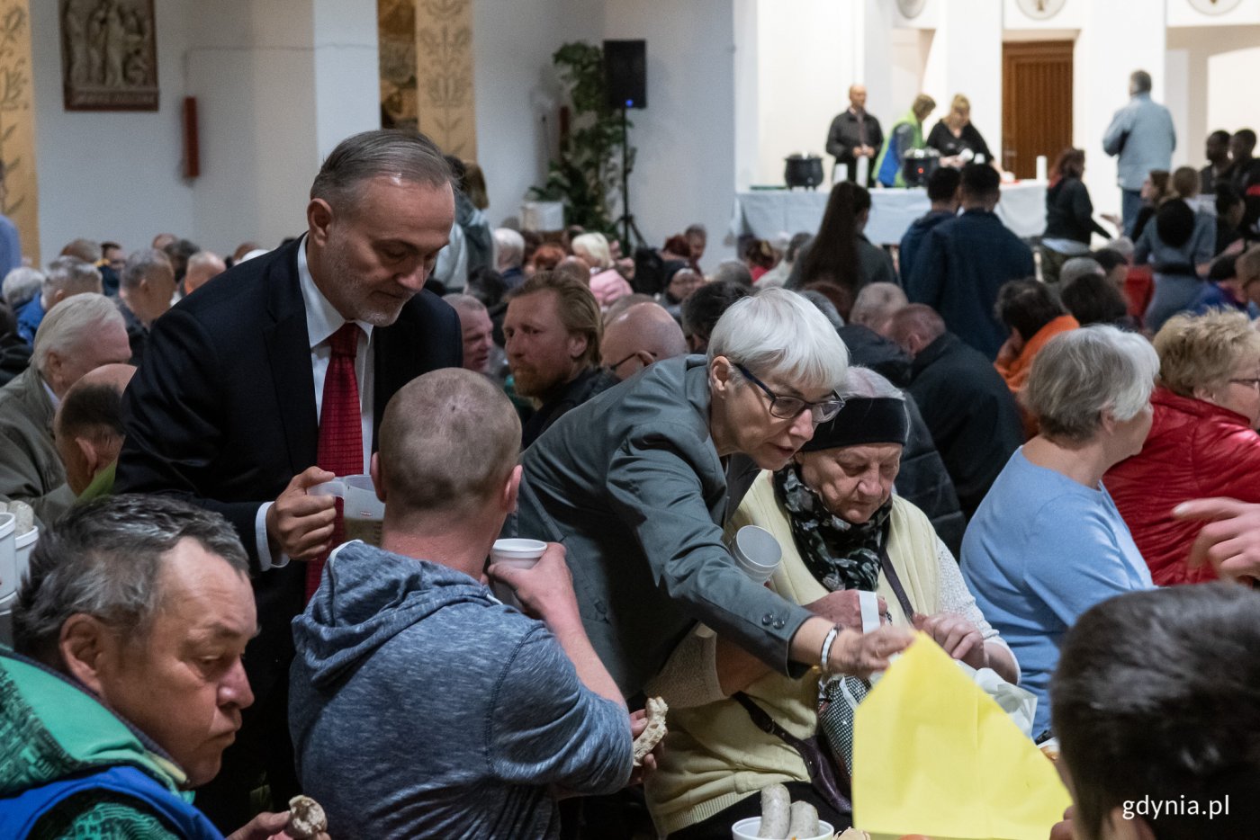 W śniadaniu wielkanocnym uczestniczył m.in prezydent Gdyni, Wojciech Szczurek i Joanna Zielińska, przewodnicząca Rady Miasta Gdyni, fot. Dawid Linkowski