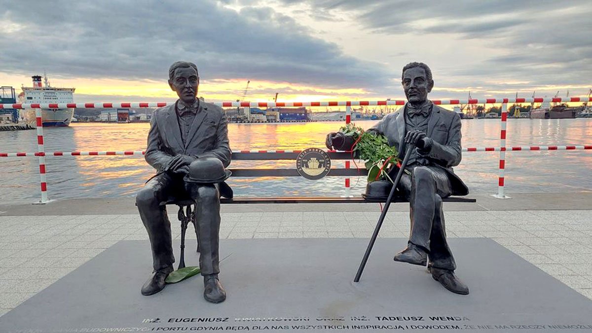 Legendarni ojcowie założyciele gdyńskiego portu, czyli Eugeniusz Kwiatkowski i Tadeusz Wenda, siedzą na ławeczce// fot. Ewa Oleszczuk, zdjęcie pochodzi z facebookowej grupy Gdynia w obiektywie