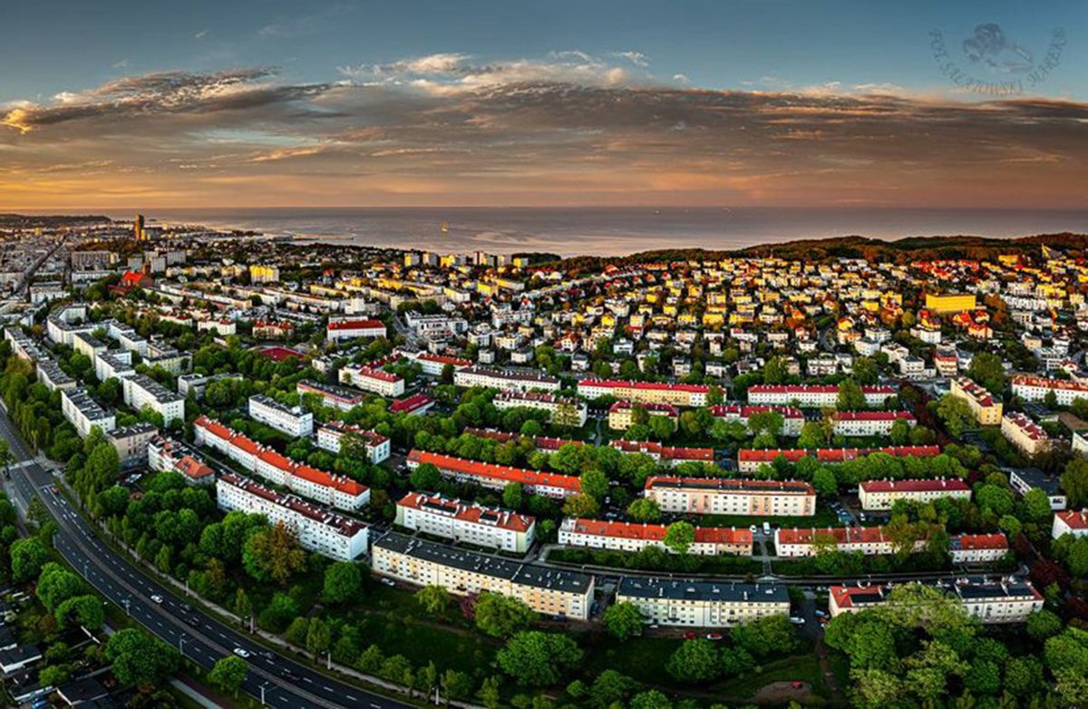 Wzgórze św. Maksymiliana i fragment Redłowa objęty planem, w lewym dolnym rogu al. Zwycięstwa, na pierwszym planie ul. Wachowiaka oraz Harcerska//fot. Marek Sałatowski, zdjęcie z naszej grupy Gdynia w obiektywie na fb