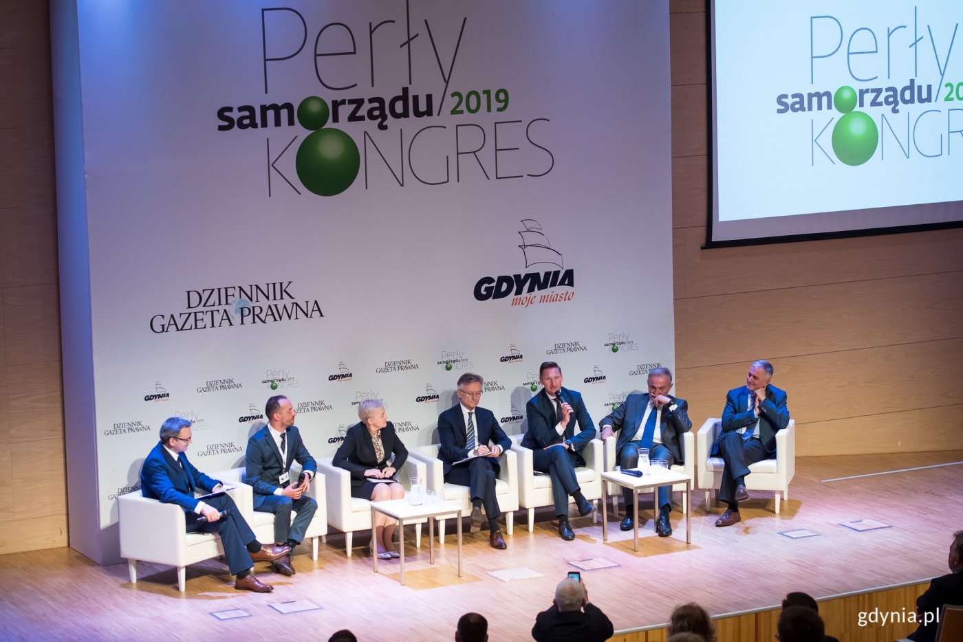 Jeden z pierwszych paneli dyskusyjnych tegorocznej edycji „Pereł Samorządu” - udział wziął także prezydent Gdyni, Wojciech Szczurek (drugi od prawej), fot. Dawid Linkowski