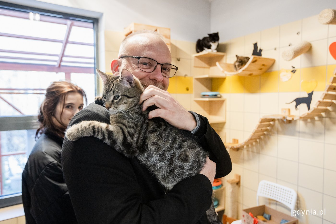 Michał Guć wiceprezydent Gdyni trzyma kota.