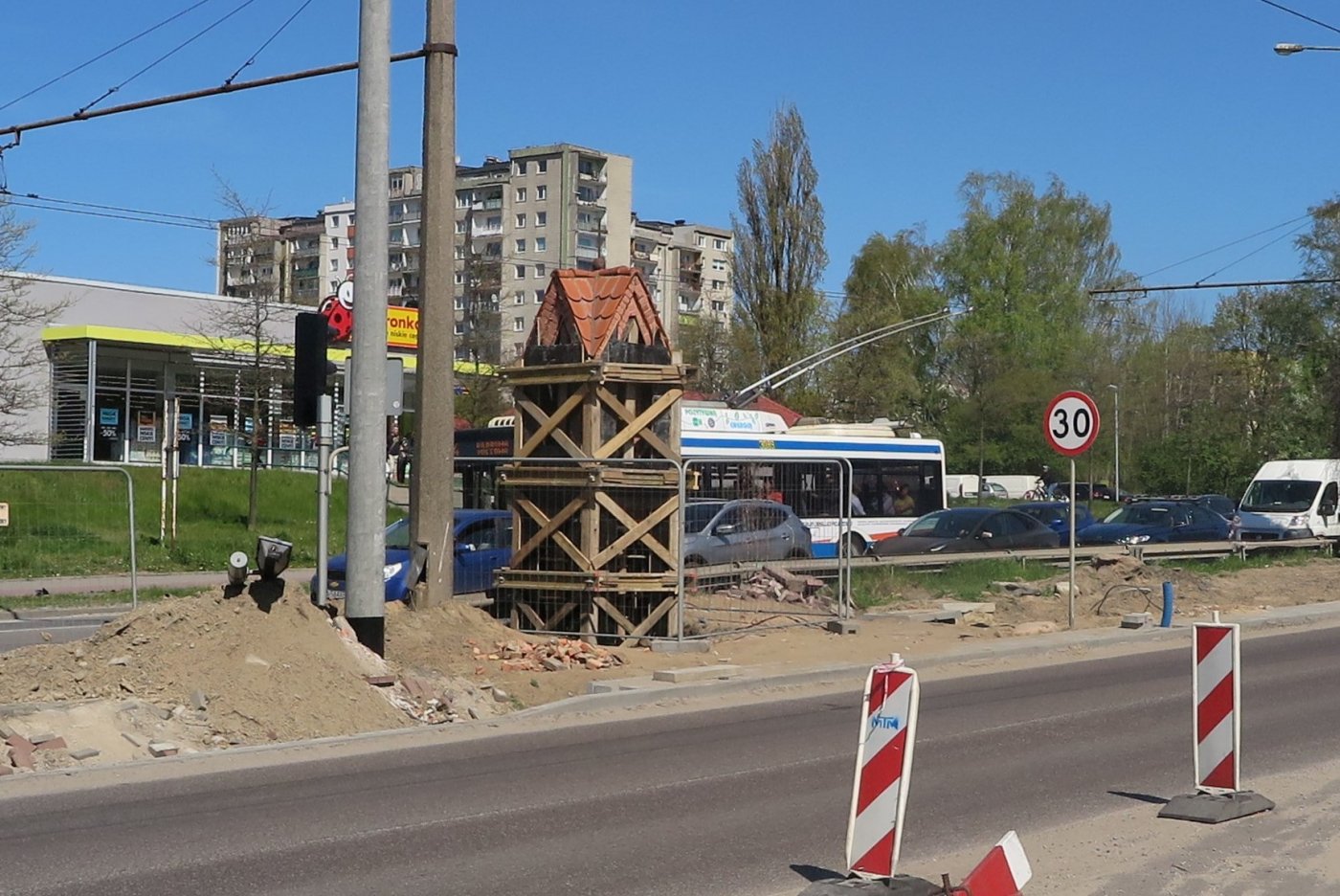 W trakcie przenoszenia kapliczki w nowe miejsce