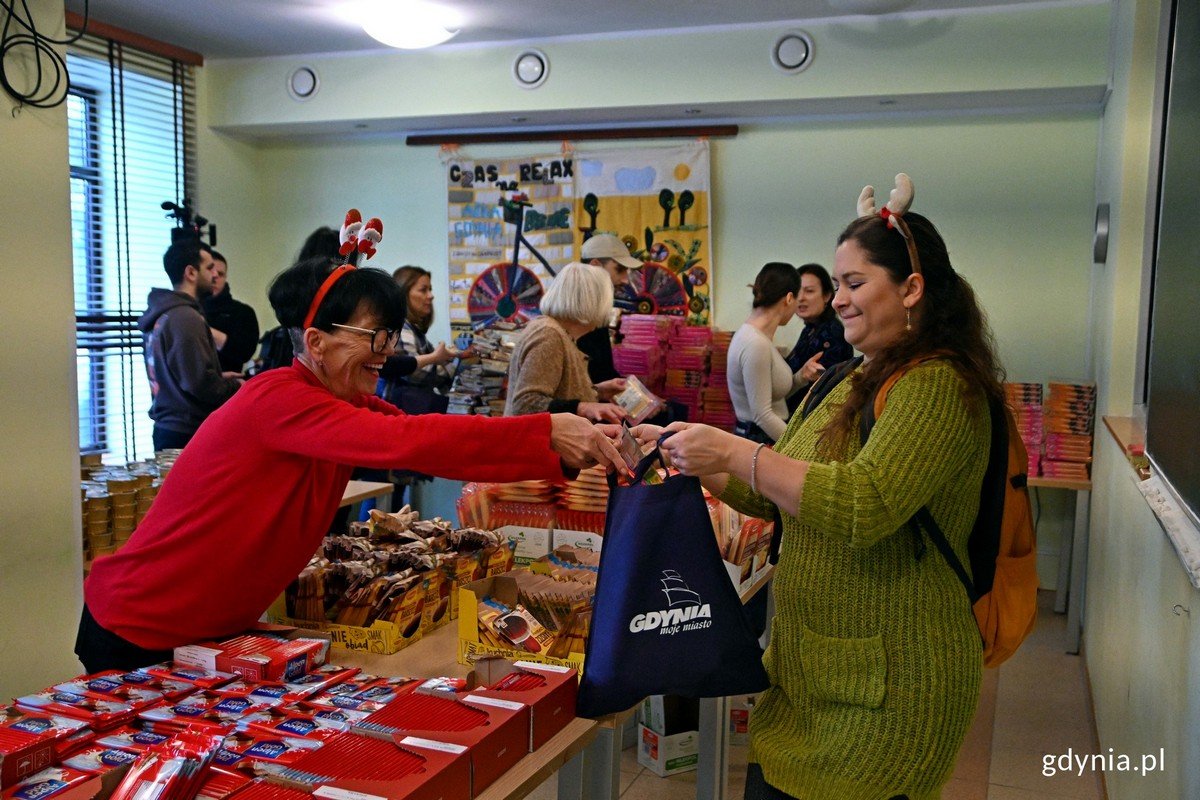 Pakowanie świątecznych paczek dla samotnych i potrzebujących zorganizowano w Centrum Aktywności Seniora // fot. Magdalena Czernek