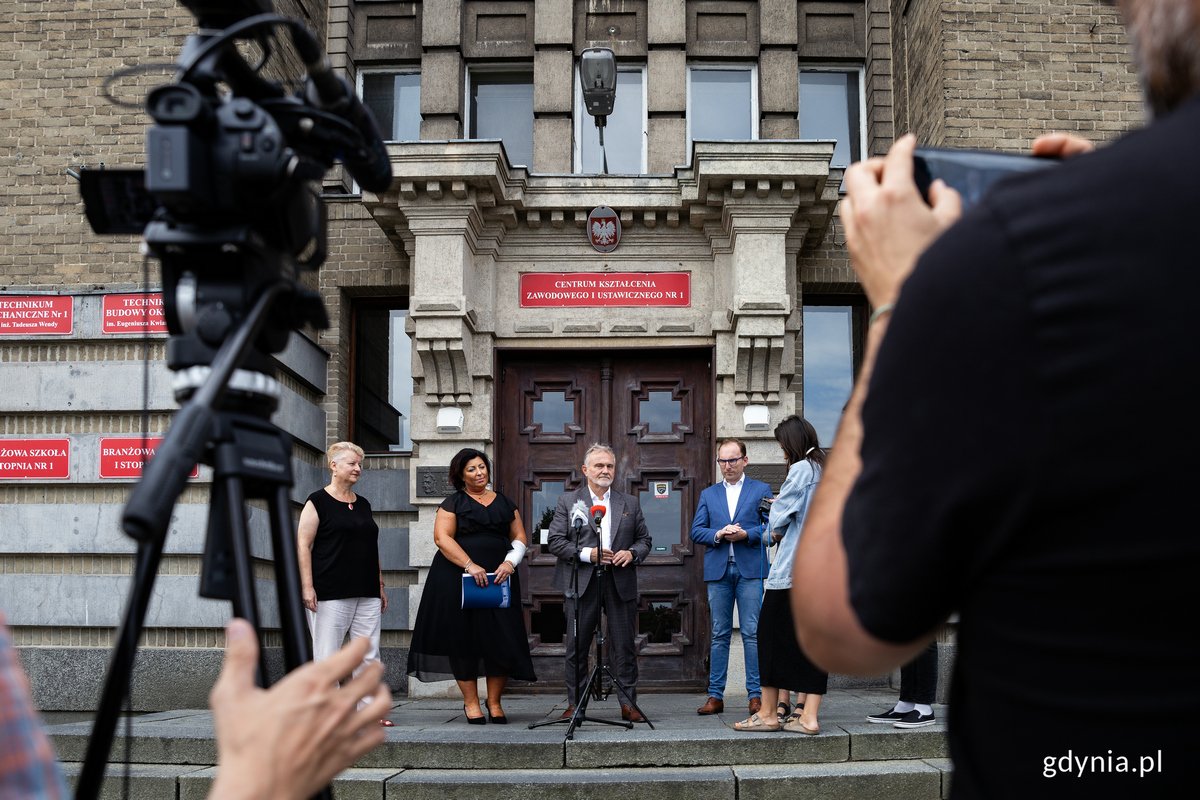 Briefing prasowy przed Centrum Kształcenia Zawodowego i Ustawicznego nr 01 w Gdyni. Od lewej stoją: Irena Szafranek, dyrektorka CKUiZ nr 1; Agnieszka Kamińska-Klimczyk, zastępca naczelnika Wydziału Edukacji Urzędu Miasta Gdyni; prezydent Gdyni Wojciech Szczurek; Jakub Ubych, wiceprzewodniczący rady Miasta Gdyni. Fot. Przemysław Kozłowski