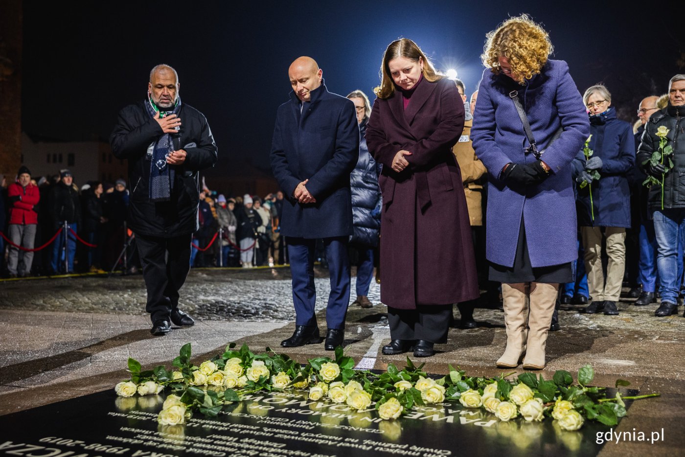Uroczystości ku pamięci Pawła Adamowicza. Na zdjęciu: Aleksandra Kosiorek, prezydent Gdyni, Tomasz Gałązka, dyrektor zarządzający ds. inwestycji oraz Magdalena Czarzyńska-Jachim, prezydentka Sopotu. (fot. Karol Stańczak)