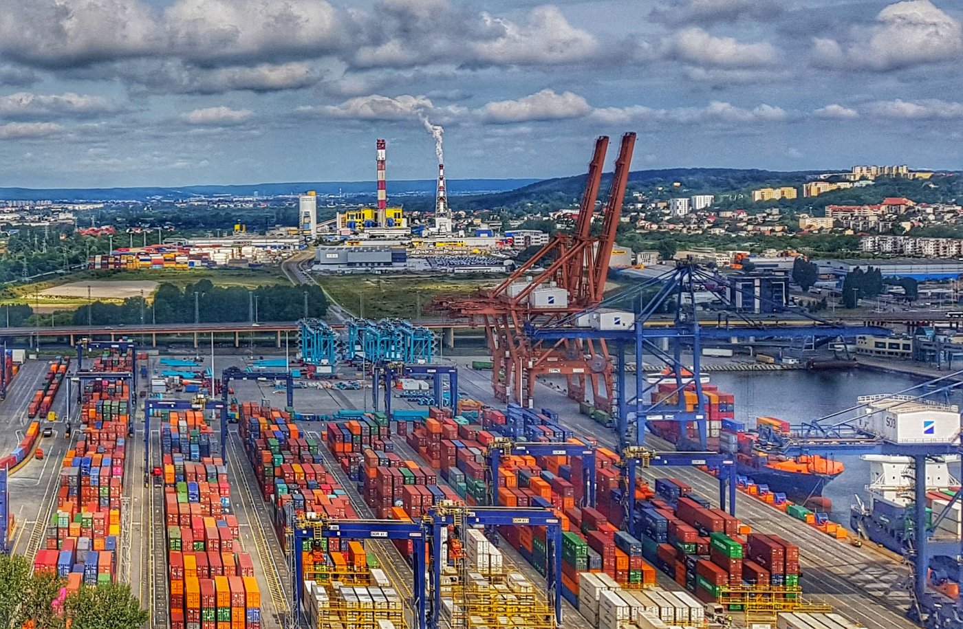 Dziś gdyński port jest jednym z trzech strategicznych portów morskich i jednocześnie jedynym, który nie ma połączenia z systemem dróg krajowych/fot. Robert Paruszewski