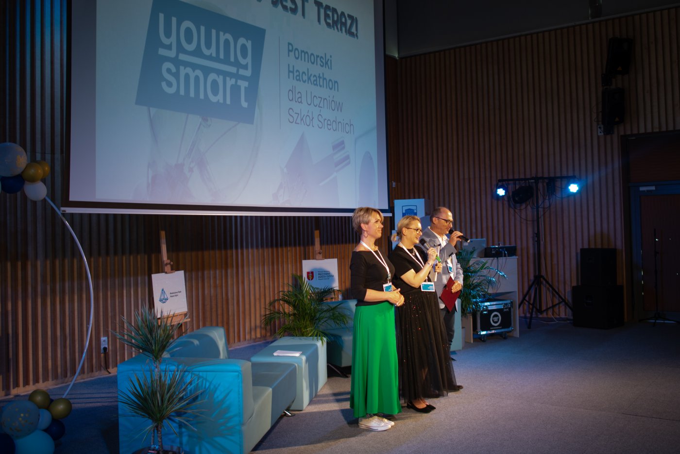 Otwarcia Hackathonu dokonali (od lewej) Dorota Gorzejewska oraz Joanna Szymańska, wicedyrektorki ZSO 8 a jednocześnie koordynatorki tego wydarzenia oraz Witold Chudyszewicz, dyrektor ZSO 8 // fot. Zuzanna Kasprzyk