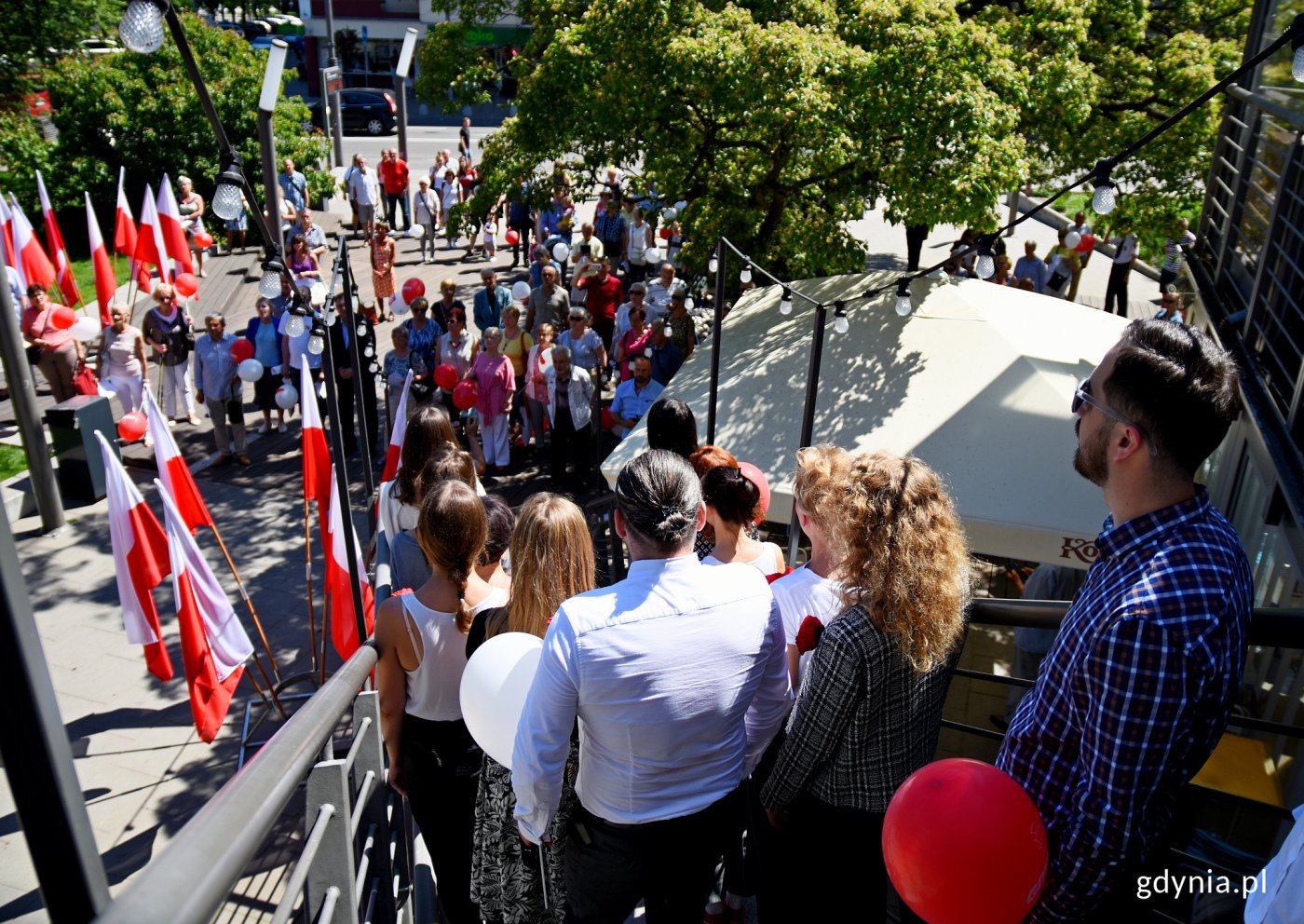 Gdynianie w południe odśpiewali wspólnie hymn przy InfoBoksie, fot. Kamil Złoch