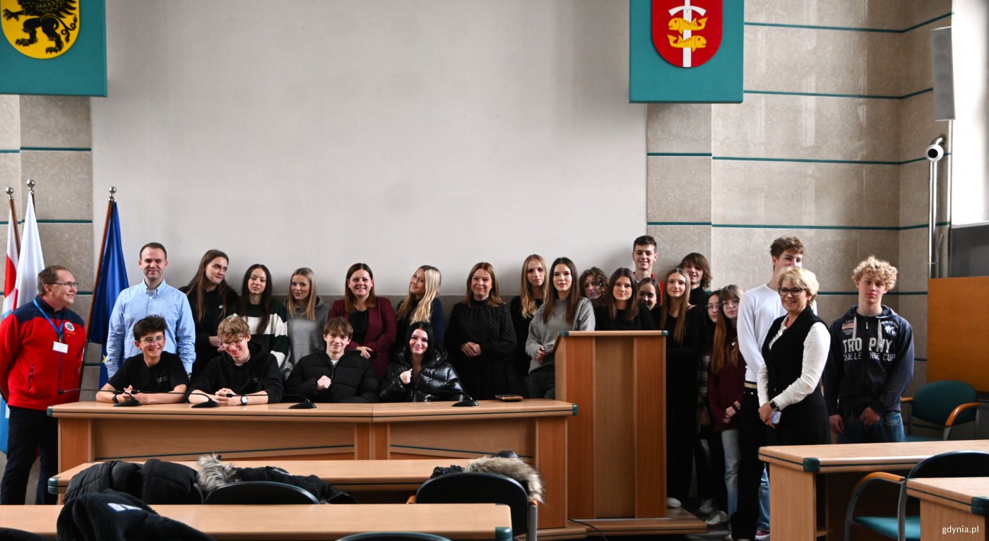 Młodzież z VII LO z Aleksandrą Kosiorek, prezydent Gdyni, Oktawią Gorzeńską, wiceprezydentką Gdyni i  Norbertem Anisowiczem, radnym miasta (fot. Aneta Marczak)