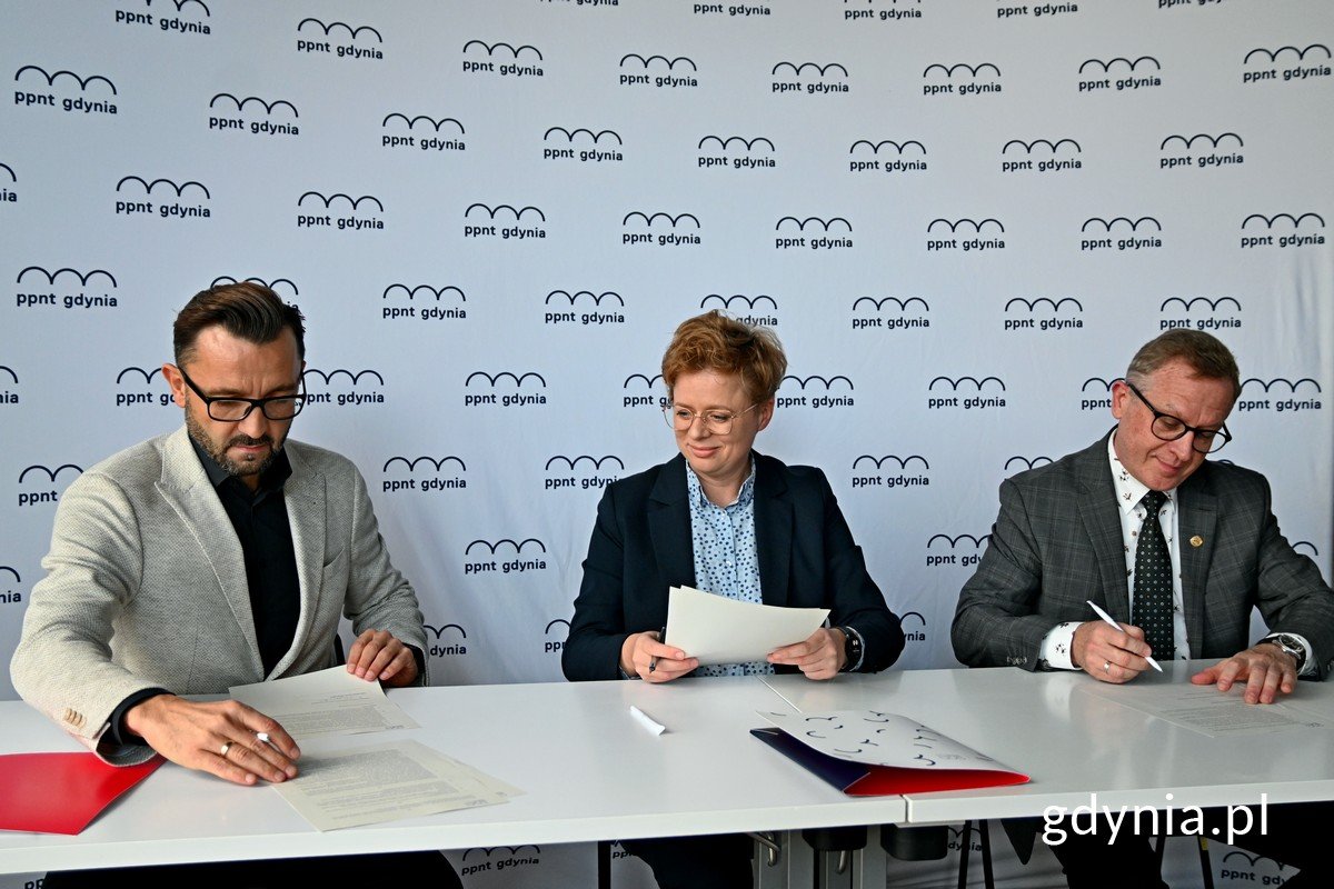 Od lewej: Piotr Langowski z firmy Gazuno, Anna Borkowska – dyrektorka PPNT Gdynia oraz Wojciech Folejewski – prezes zarządu OPEC podpisują list intencyjny (fot. Magdalena Czernek)