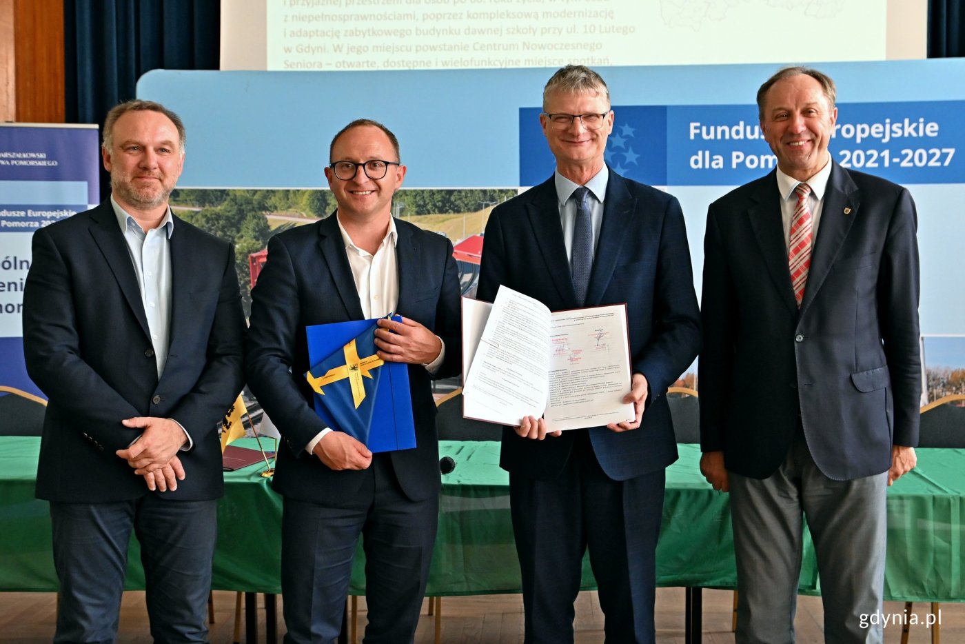 Od prawej: Mieczysław Struk - marszałek województwa pomorskiego, wiceprezydent Gdyni Rafał Geremek i Marcin Skwierawski - wicemarszałek województwa pomorskiego po podpisaniu umowy na dofinansowanie utworzenia Centrum Nowoczesnego Seniora w Gdyni (fot. Magdalena Czernek)