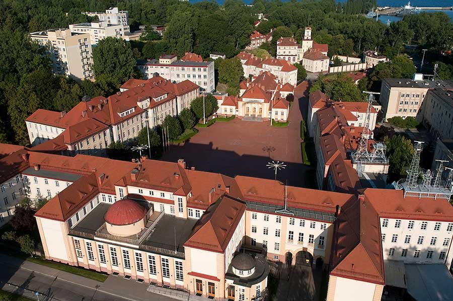 Akademia Marynarki Wojennej w Gdyni (na zdjęciu kampus uczelni) to nie tylko prestiżowe studia wojskowe, ale i np. kierunki humanistyczne. Teraz na AMW będzie można uzyskać tytuł doktora pedagogiki, fot. mat. prasowe AMW / Kacper Kowalski / aeromedia.pl dla AMW