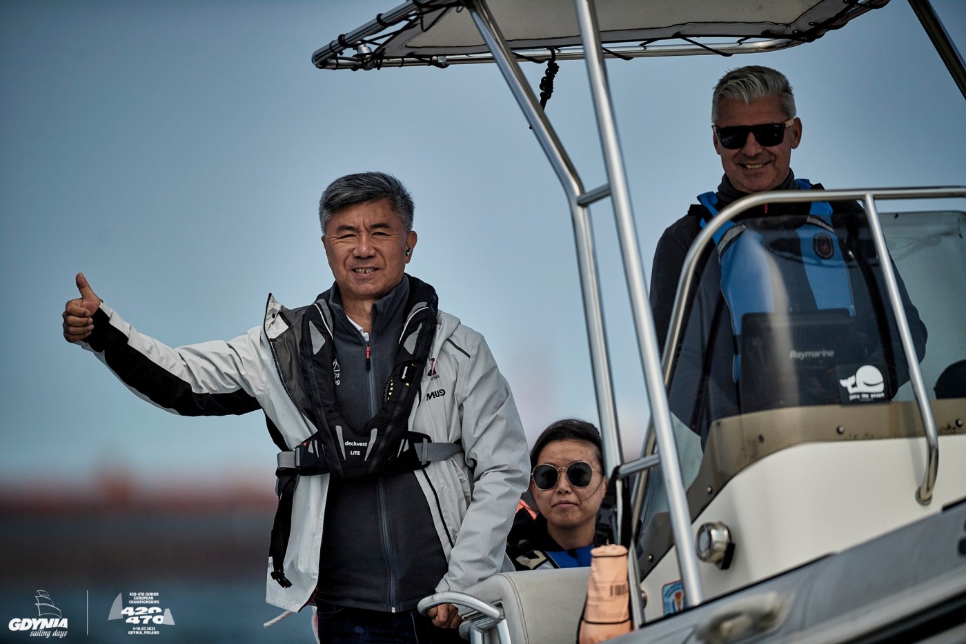 Prezydent World Sailing Quanhai Li i Tomasz Chamera na motorówce podczas Gdynia Sailing Days