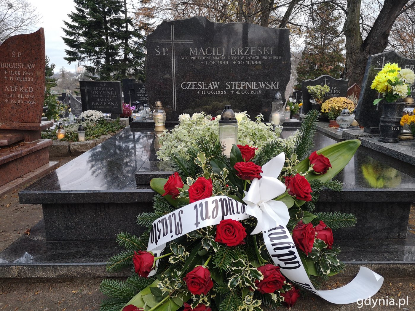 Na zdjęciu grób Macieja Brzeskiego na cmentarzu w Orłowie z wieńcem okolicznościowym//fot. Karolina Szypelt