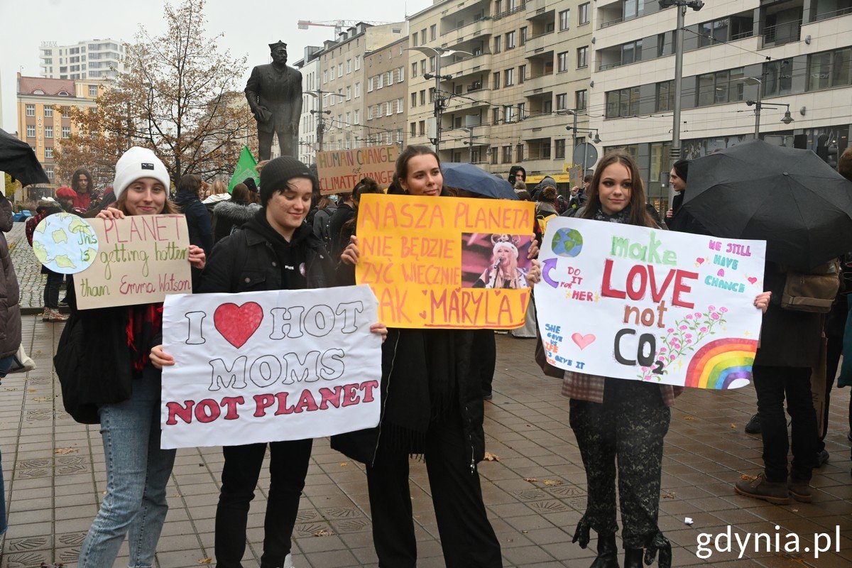 Gdyńska młodzież domaga się działań na rzecz powstrzymania globalnego ocieplenia. Młodzieżowy Strajk Klimatyczny w Gdyni, 5 listopada 2021. Fot. Magda Śliżewska