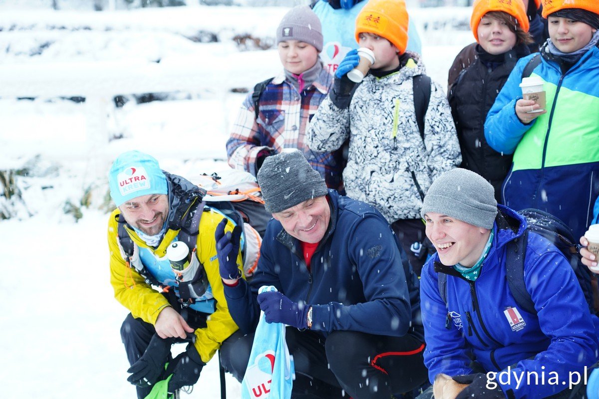 Uczestnicy biegu, a wśród nich m.in.: Jacek Bastian, prezes zarządu Stowarzyszenia Ultrakrew i Adam Korol, mistrz olimpijski w wioślarstwie (fot. Magda Śliżewska)