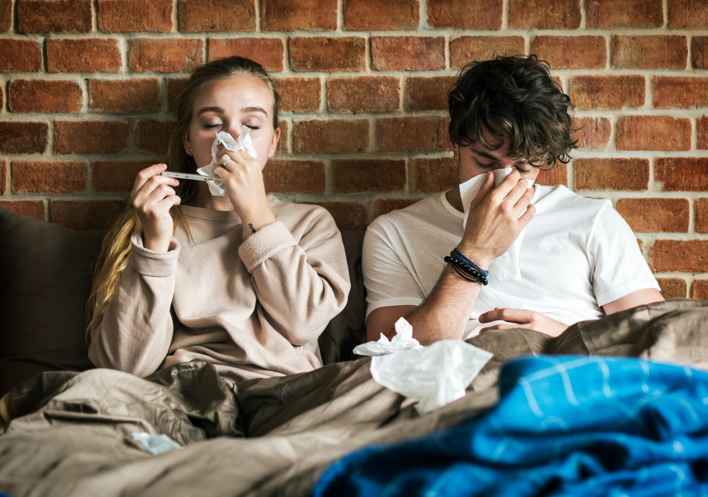 Krztusiec przenosi się drogą kropelkową podczas kaszlu i kichania (foto. .123rf.com)