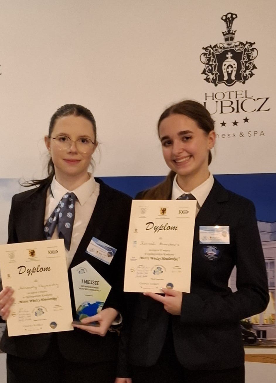 Uczennice Aleksandra Chojnacka i Kornelia Bernatowicz z dyplomami konkursu  „Mistrz Wiedzy Hotelarskiej” (mat. prasowe)