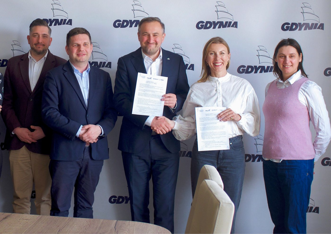Od lewej: Maciej Kochanowski, dyrektor Laboratorium Innowacji Społecznych w Gdyni; Maciej Zielonka, wiceprezydent Gdyni, Tomasz Augustyniak, wiceprezydent Gdyni, Marta Trakul-Masłowska, prezeska Fundacji NaMiejscu, Anna Nicińska, członkini zespołu prowadzącego projekt//fot. LIS Gdynia