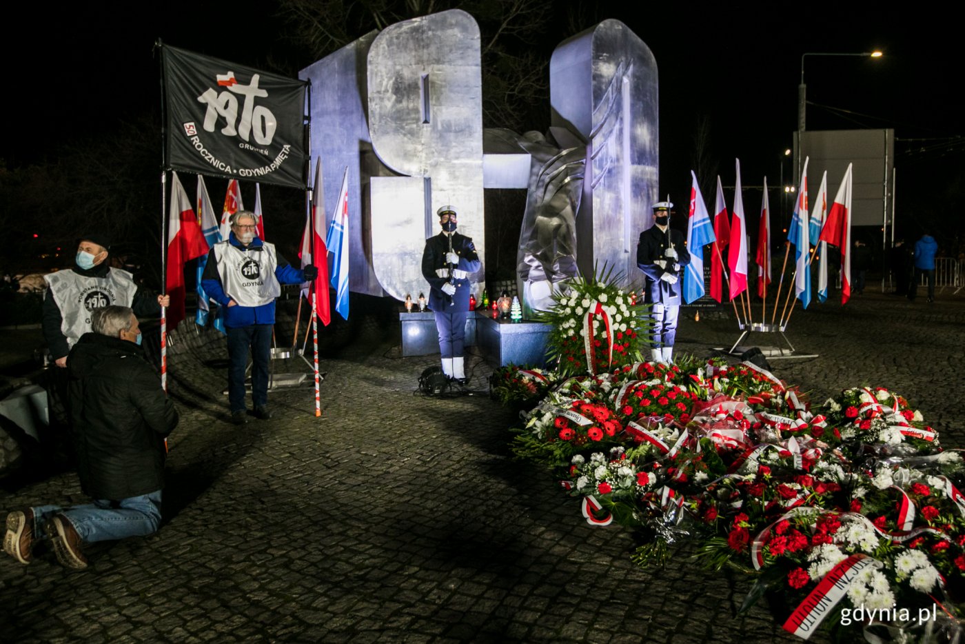 Hołd ofiarom grudniowej masakry z 1970 roku oddano przed pomnikiem Ofiar Grudnia '70 w okolicy stacji SKM Gdynia Stocznia // fot. Karol Stańczak