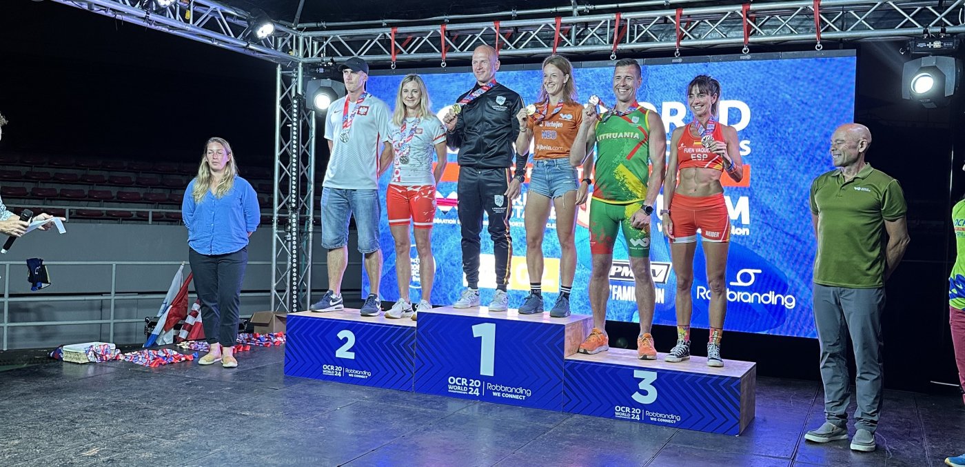 Marta Łosin na podium Mistrzostw Świata OCR w Kostaryce (fot. materiały Marty Łosin)