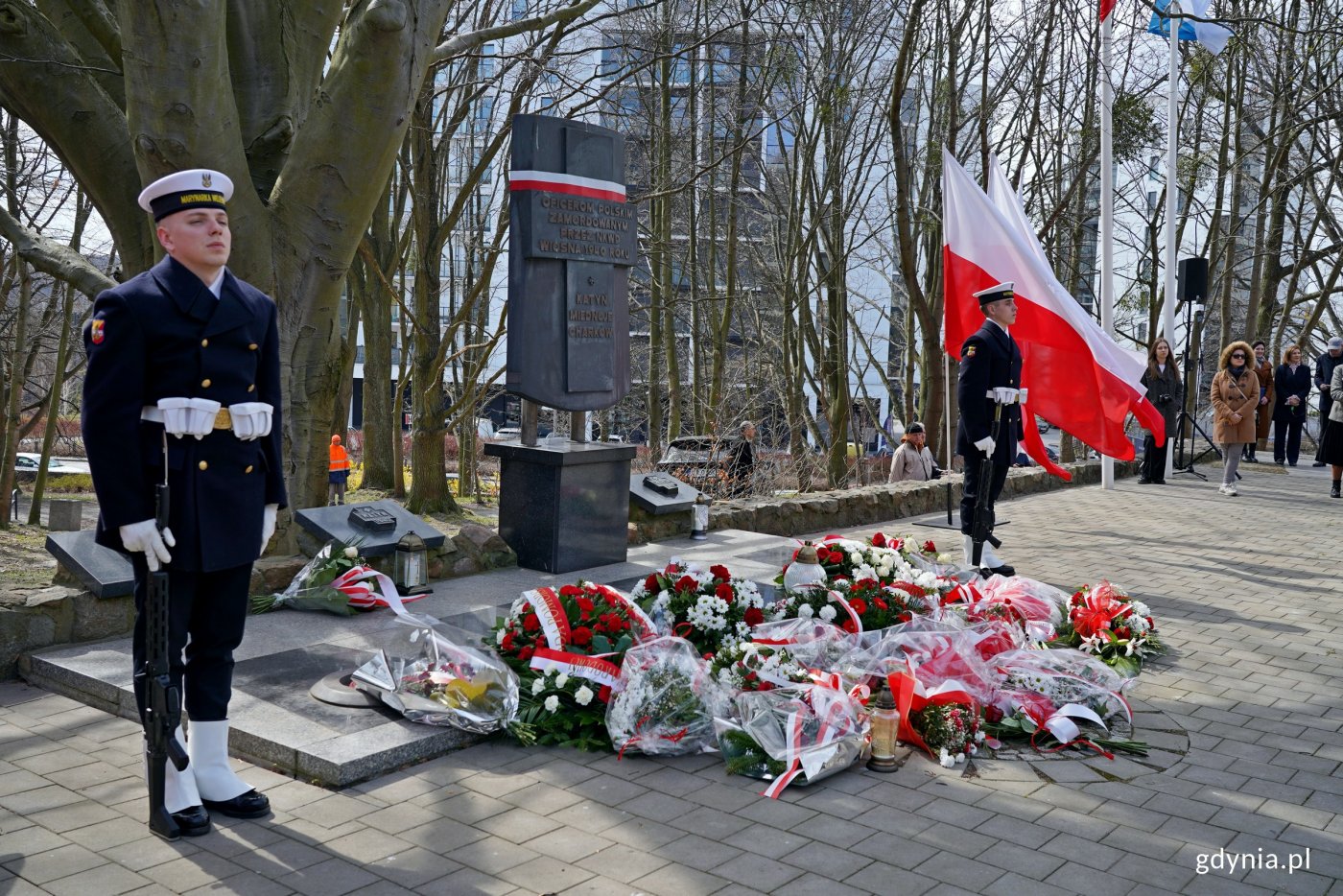 Posterunek honorowy przy Pomniku Ofiar Katynia podczas uroczystości z okazji Dnia Pamięci Ofiar Zbrodni Katyńskiej (fot. Magdalena Czernek)