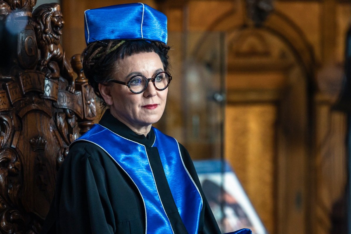 Olga Tokarczuk podczas uroczystości nadania jej tytułu doktora honoris causa Uniwersytetu Gdańskiego, która odbyła się w Dworze Artusa (fot. Alan Stocki/UG)