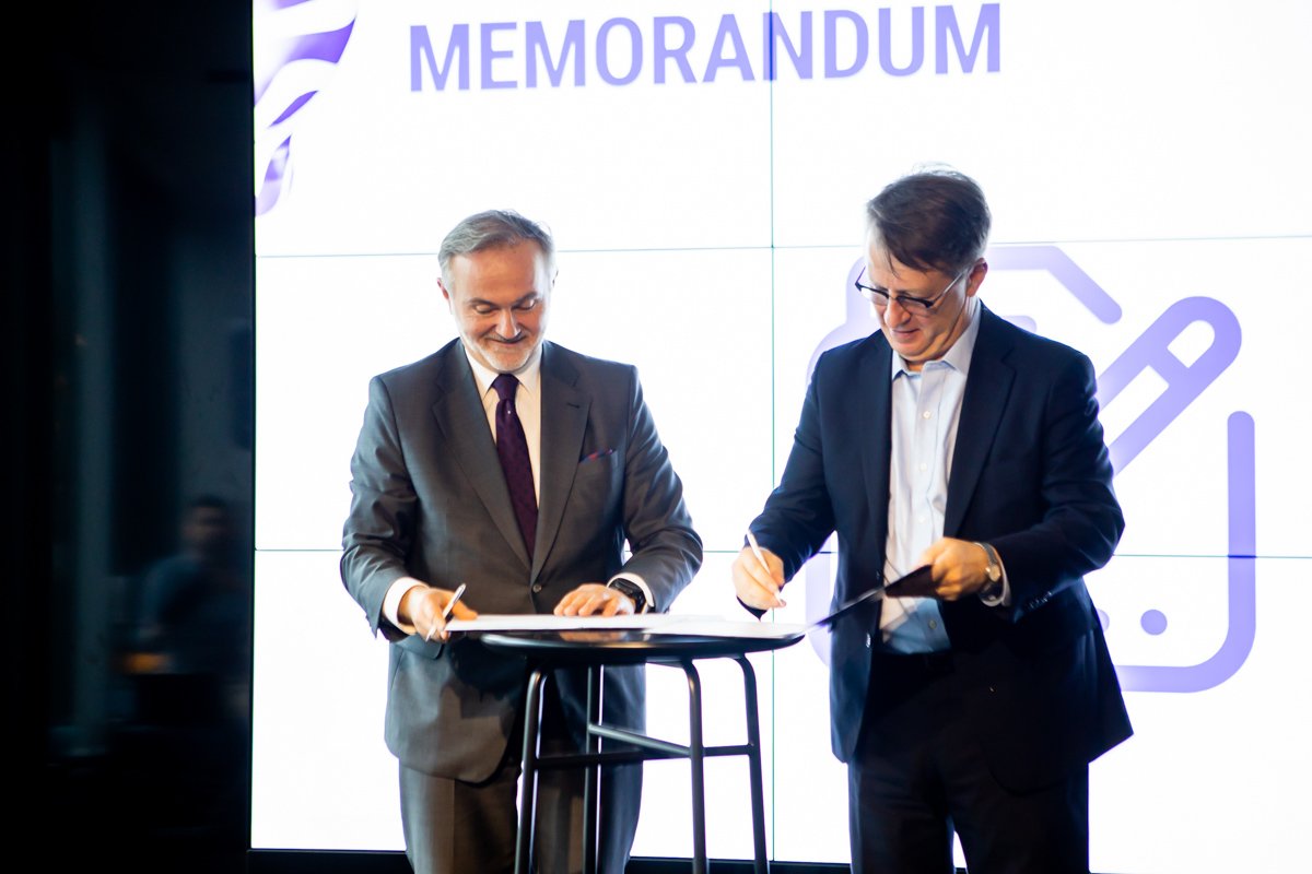 Prezydent Gdyni Wojciech Szczurek oraz Jean Marc Harion, prezes Play podpisali memorandum dotyczące uzyskania dostępu, rozwoju i wdrożenia rozwiązań nowoczesnej technologii 5G // mat.prasowy PLAY