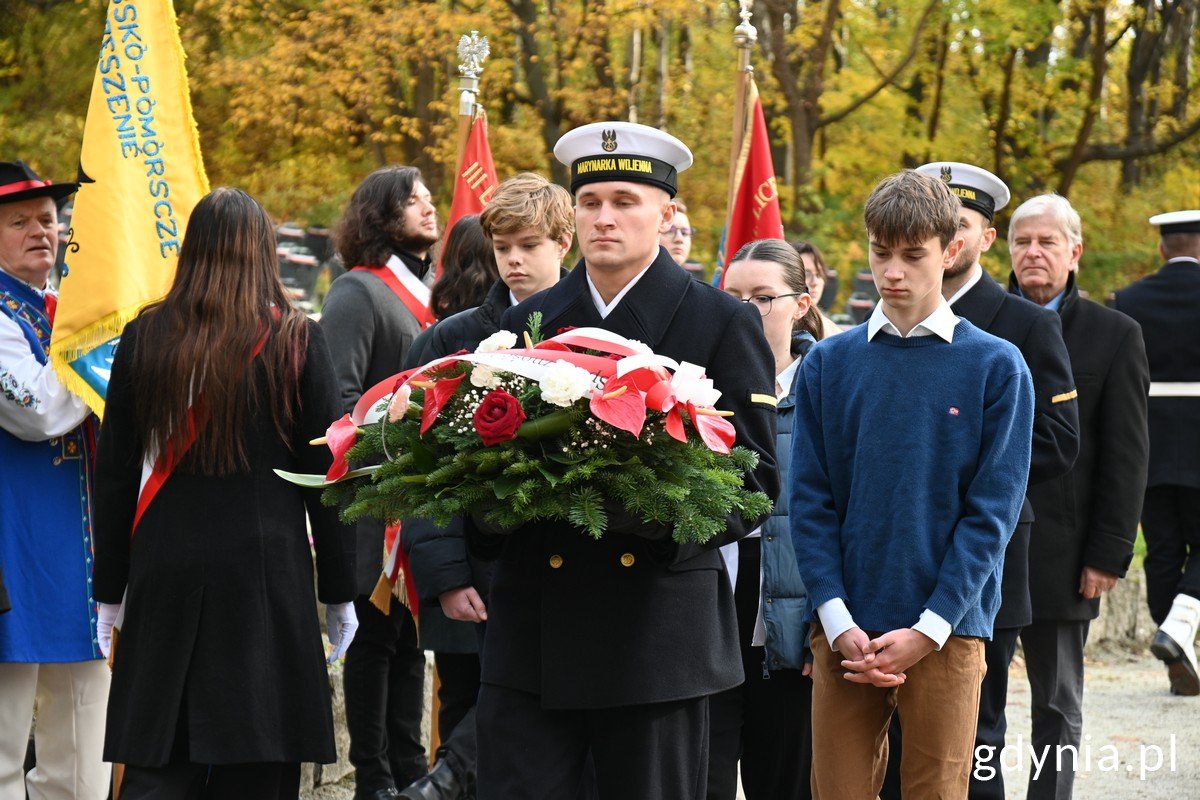 Uczestnicy uroczystości na Cmentarzu Wojennym. Fot. Magdalena Śliżewska